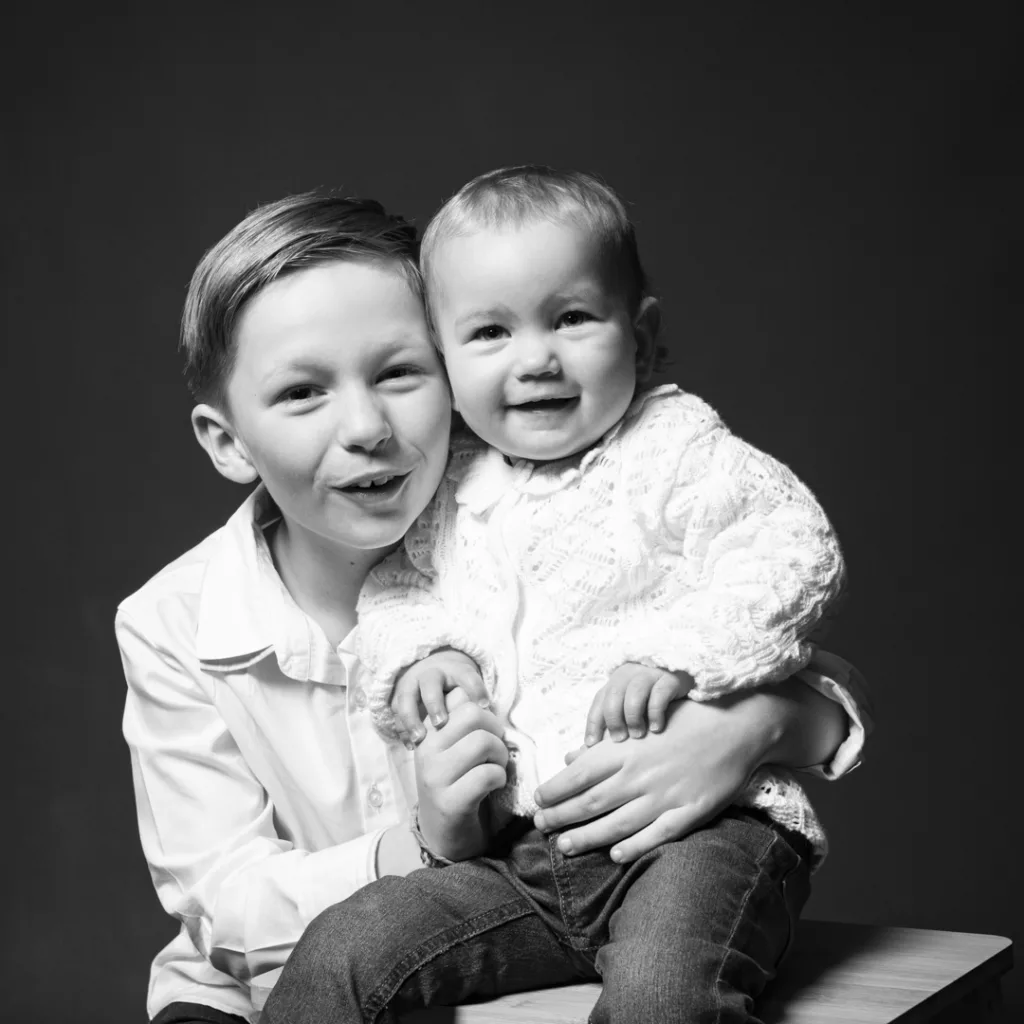 Portrait d'un grand frère et sa petite soeur
