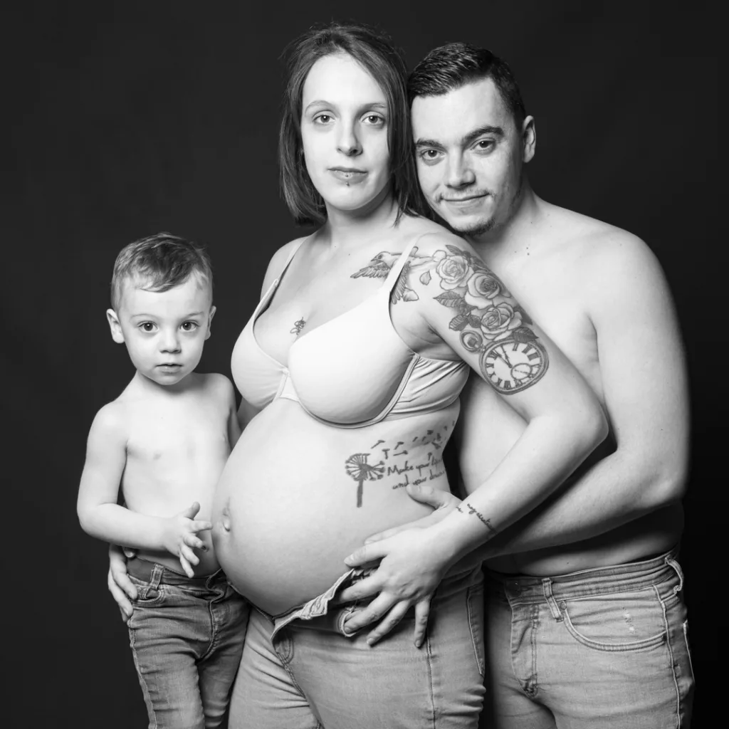 Femme enceinte et sa famille
