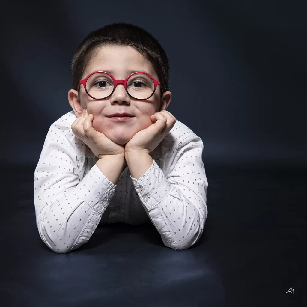 enfant allongé sur le sol