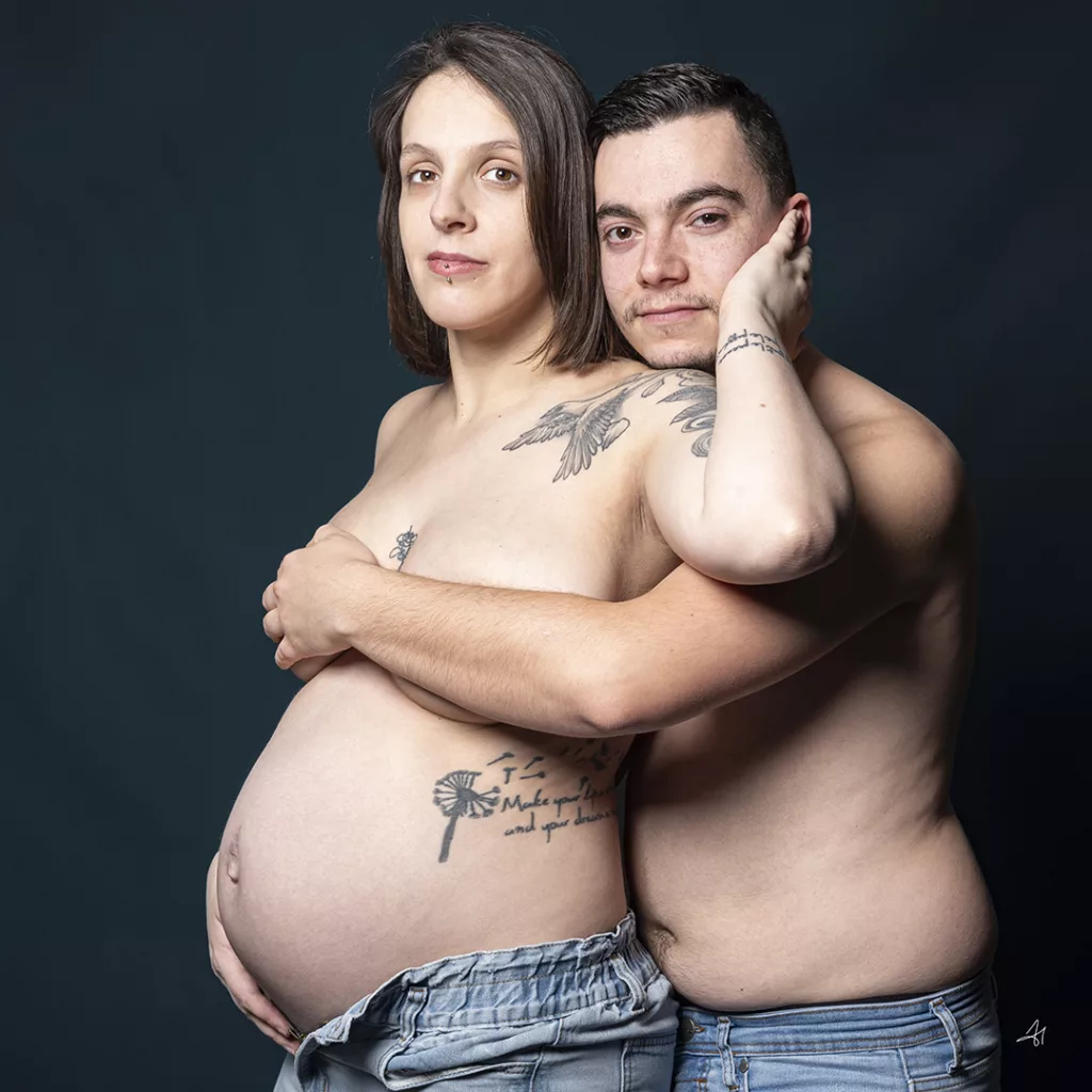 femme enceinte avec son conjoint