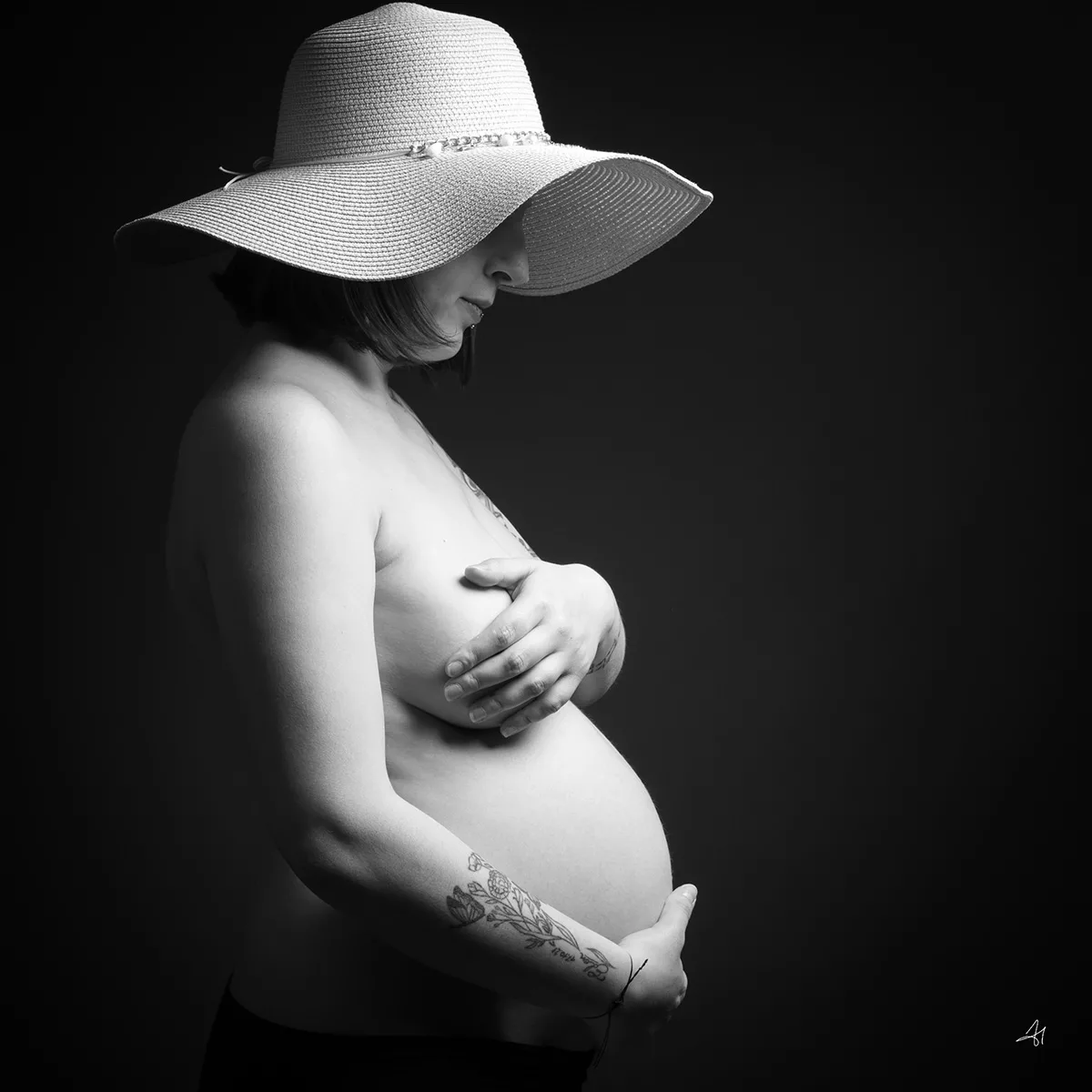 futur maman au chapeau